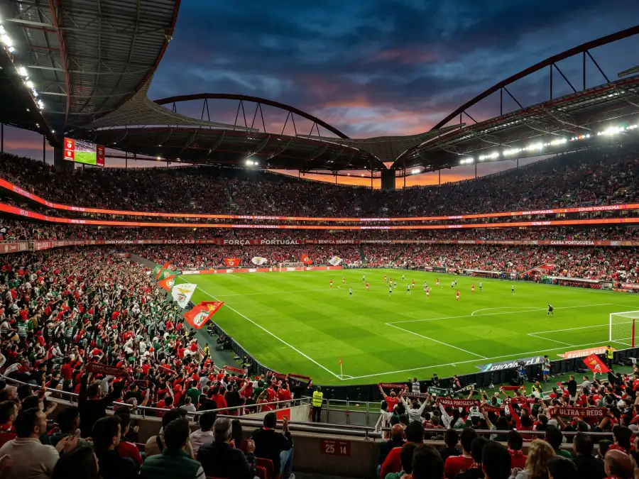 Adeptos em estádio de futebol em Portugal — futebol representa 71,8% das apostas desportivas